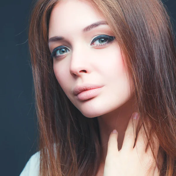 Retrato de una mujer hermosa, aislada sobre fondo negro — Foto de Stock