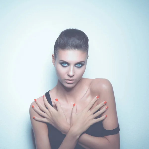 Beautiful young woman standing on gray background — Stock Photo, Image