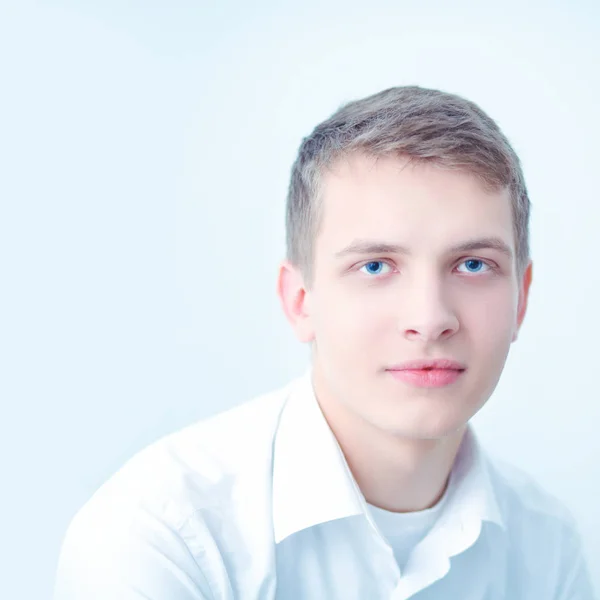 Retrato de jovem sorrindo sentado em fundo cinza — Fotografia de Stock