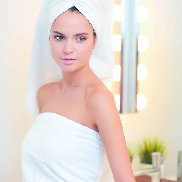 Jeune femme attrayante debout devant le miroir de salle de bain — Photo