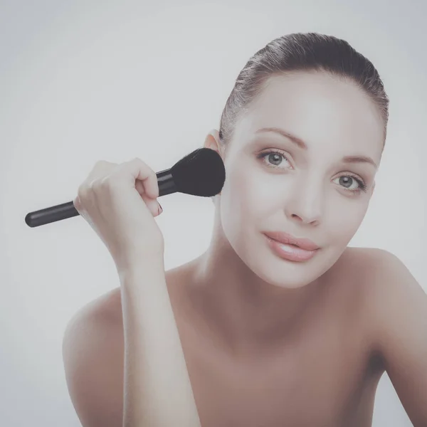 Porträtt av attraktiv ung vuxen kvinna med make-up borste — Stockfoto