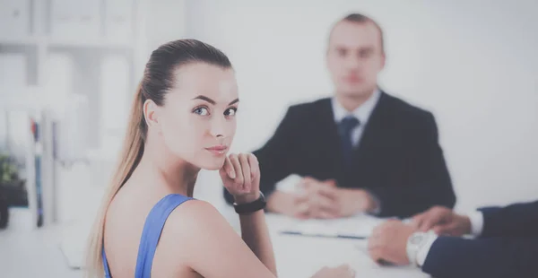 Zakenmensen zitten en discussiëren op zakelijke bijeenkomst, in functie — Stockfoto