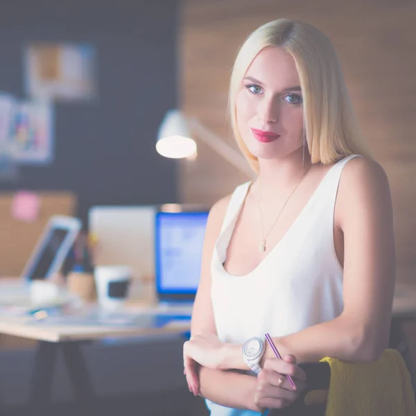 Créateurs de mode travaillant en studio assis sur le bureau — Photo