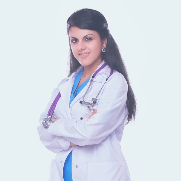 Mujer doctora joven con estetoscopio de pie sobre fondo blanco — Foto de Stock