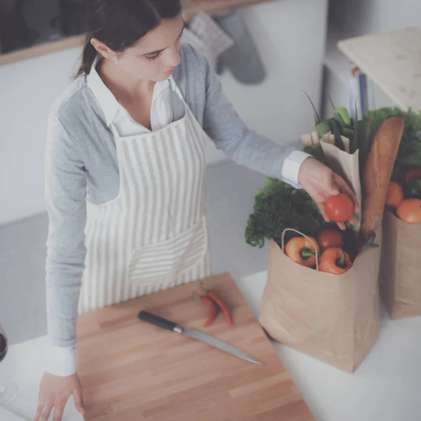 Kadın mutfakta gülümseyen sağlıklı gıda ayakta yapma — Stok fotoğraf