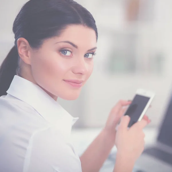 Affärskvinna skicka meddelande med smartphone sitter på kontoret — Stockfoto