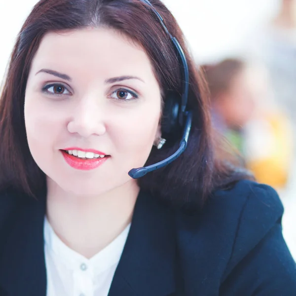 Attraktive Geschäftsfrau sitzt auf Schreibtisch im Büro — Stockfoto