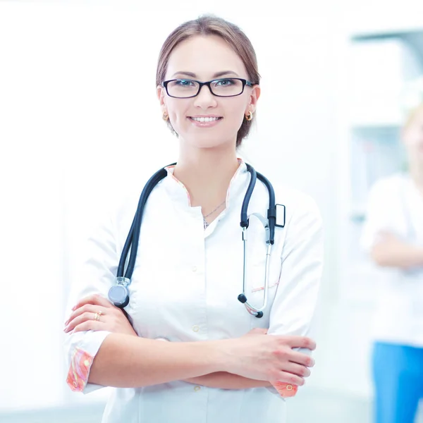 Doctora de pie en el hospital — Foto de Stock