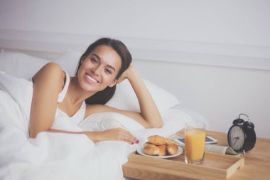 Evde yatakta yatan genç güzel kadın