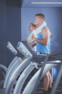 Bir grup insan üzerinde eğitmenler egzersiz jimnastik salonu