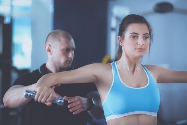 güzel bir kadın onu antrenörü ile egzersiz jimnastik salonu