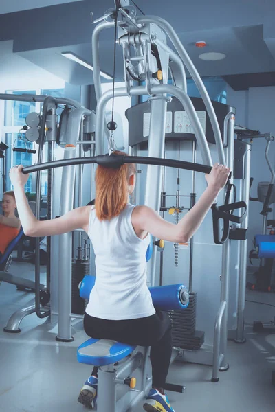 Junge Frau macht Fitnessübungen mit Expander — Stockfoto