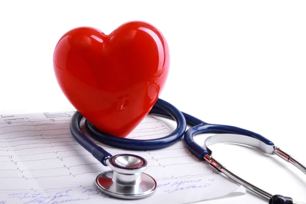 红色的心和一个听诊器在桌子上 — 图库照片