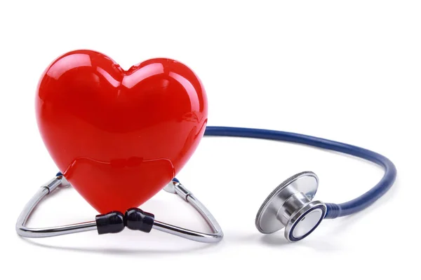 Червоне серце і стетоскоп на столі — стокове фото