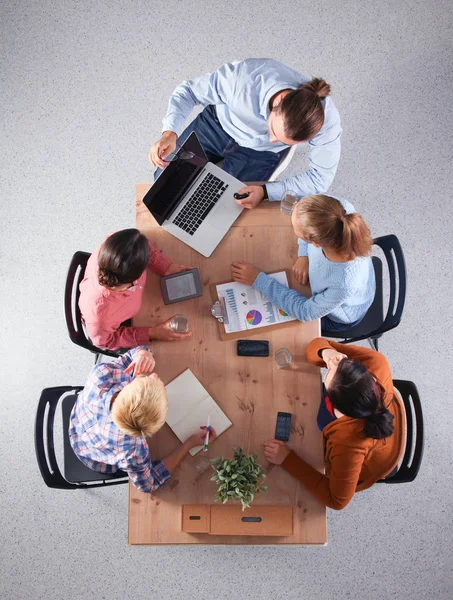 Biznesmeni siedzący i dyskutujący na spotkaniu, w biurze — Zdjęcie stockowe