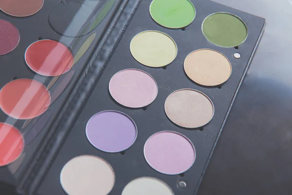 Makeup brushes and make-up eye shadows on desk — Stock Photo, Image