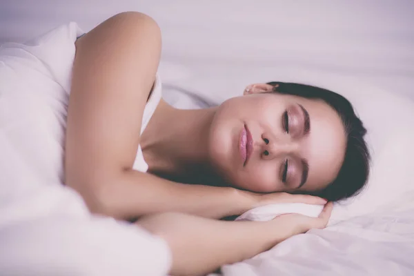 Ung vacker kvinna ligger i sängen hemma — Stockfoto