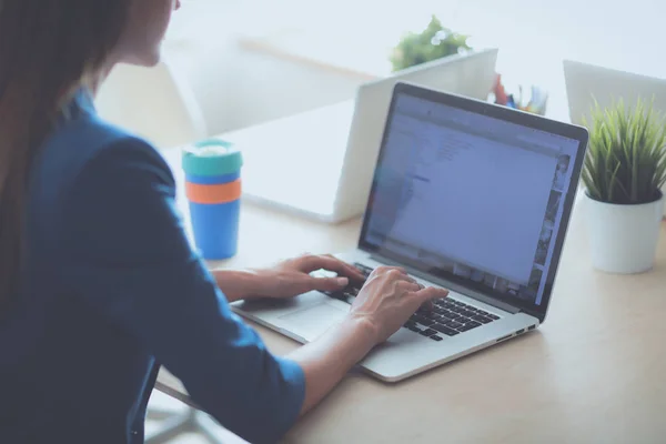 Mujer sentada en el escritorio con portátil — Foto de Stock