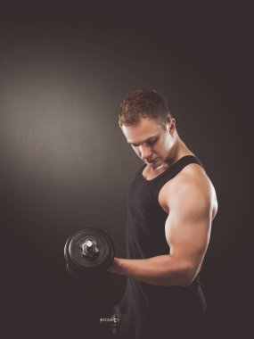 yakışıklı kaslı adam dumbell ile çalışma dışarı