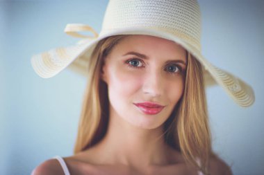 Retrato de la hermosa modelo con sombrero, aislado sobre fondo blanco