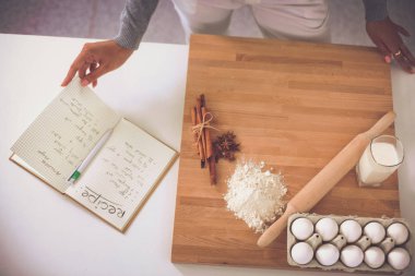 Genç kadın mutfakta kurabiye yapma