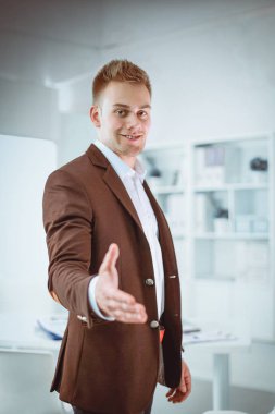 İş adamları toplantıda, ofiste oturup tartışıyorlar.