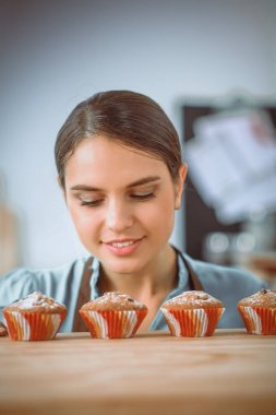 Kadın mutfakta pasta yapıyor.