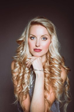 Güzel kadın, gri arka plan üzerinde izole