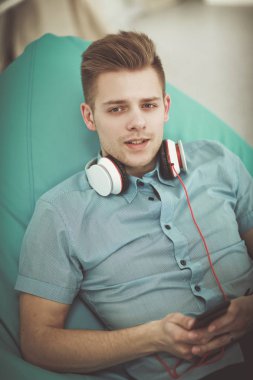 Adam evde kulaklık ile müzik dinleme