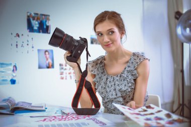 Ofiste masa başında oturan çekici bir iş kadını.