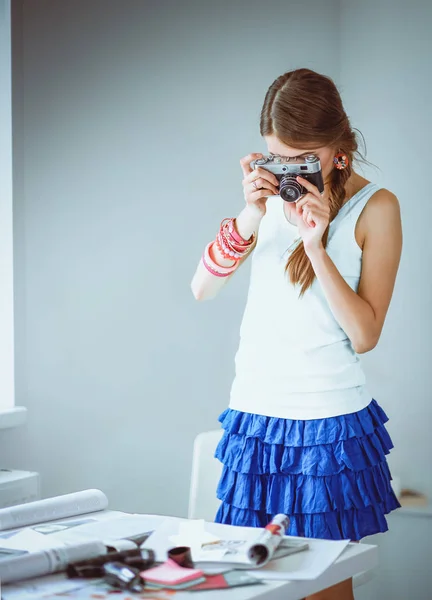 Ritratto di una giovane bella fotografa vicino al tavolo — Foto Stock