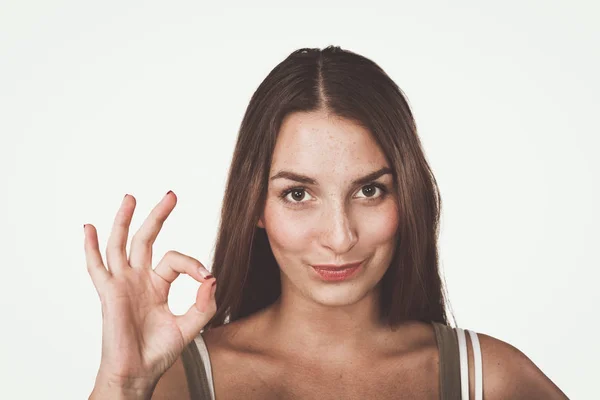 Gelukkig jonge vrouw weergegeven: ok teken met vingers — Stockfoto