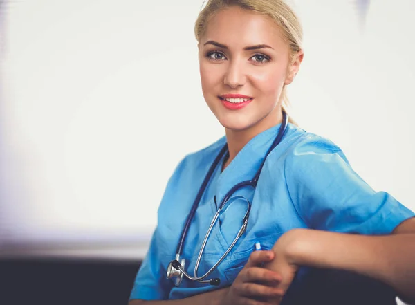 Portrét šťastného mladého doktora sedícího na pohovce se složkou — Stock fotografie