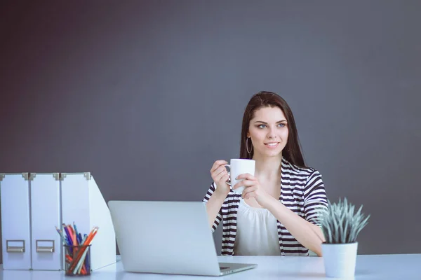 Mooie zakenvrouw werken bij haar bureau met laptop — Stockfoto