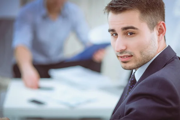 Zakenmensen die zitten en discussiëren tijdens een vergadering, in functie — Stockfoto