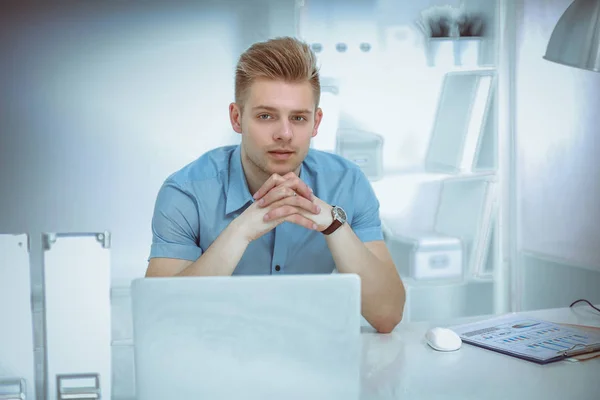 Ung affärsman som arbetar på kontoret, sitter vid skrivbordet — Stockfoto