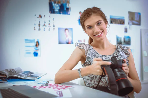 Aantrekkelijke zakenvrouw zit op het bureau in het kantoor — Stockfoto