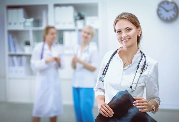 Donna medico standingat ospedale — Foto Stock