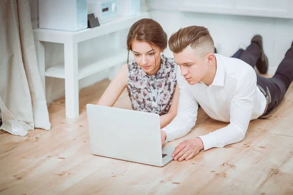 Gelukkig jong paar zitten samen op de vloer — Stockfoto