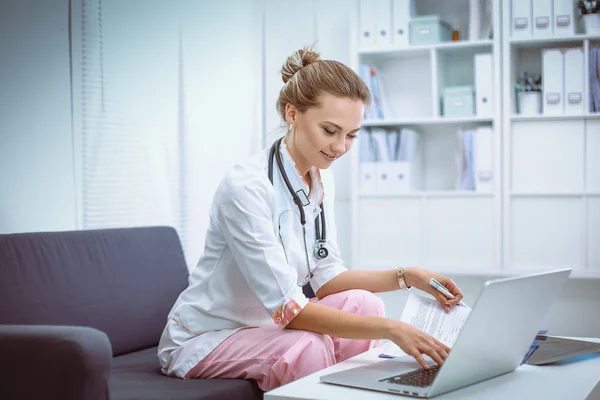 Närbild porträtt av en ung läkare sitter på soffan — Stockfoto