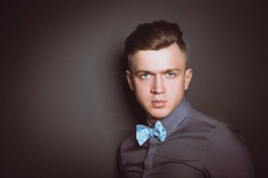 Studio moda portre genç adam