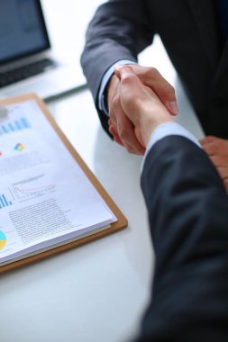 İş adamları el sıkışıyor, toplantıyı bitiriyor.