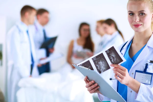 Cirurgião e médico analisando raio-X juntos em consultório médico — Fotografia de Stock