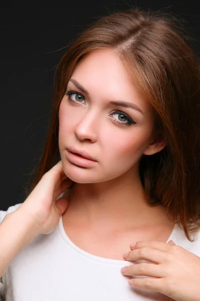 Portret van een mooie vrouw, geïsoleerd op zwarte achtergrond — Stockfoto