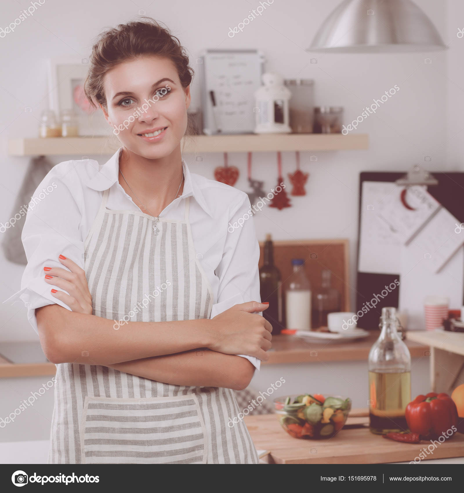 Depressed woman in the kitchen. фотосессия с дочкой на кухне в фартуках. дети отвлекают на кухне. счастливые люди на кухне. люди на кухне.
