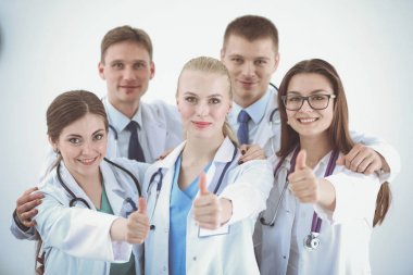 Doktorların portresi başparmak gösteriyor