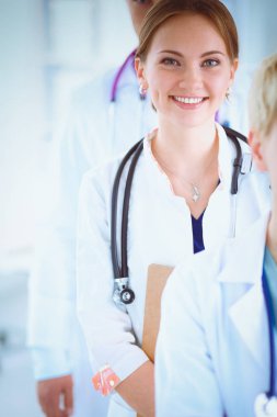 Tıp grubunun önünde çekici bir kadın doktor.