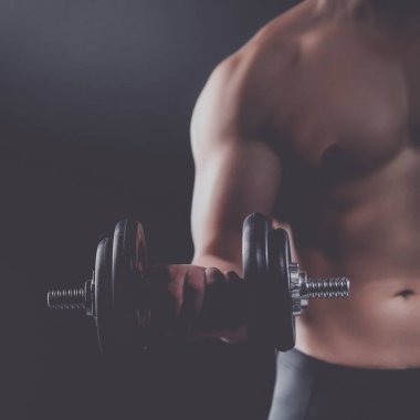 yakışıklı kaslı adam dumbell ile çalışma dışarı