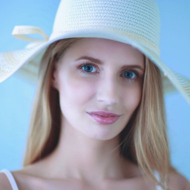 Retrato de la hermosa modelo con sombrero, aislado sobre fondo blanco