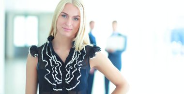 İş kadını ofiste ön planda duran